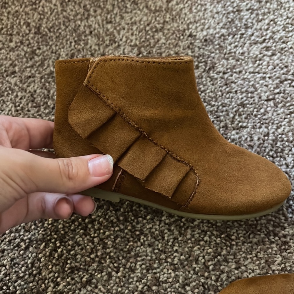 Boots perfect for fall, for your little pumpkin 😊